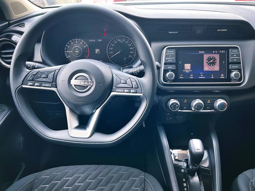 Nissan Kicks 2023 Gray steering wheel