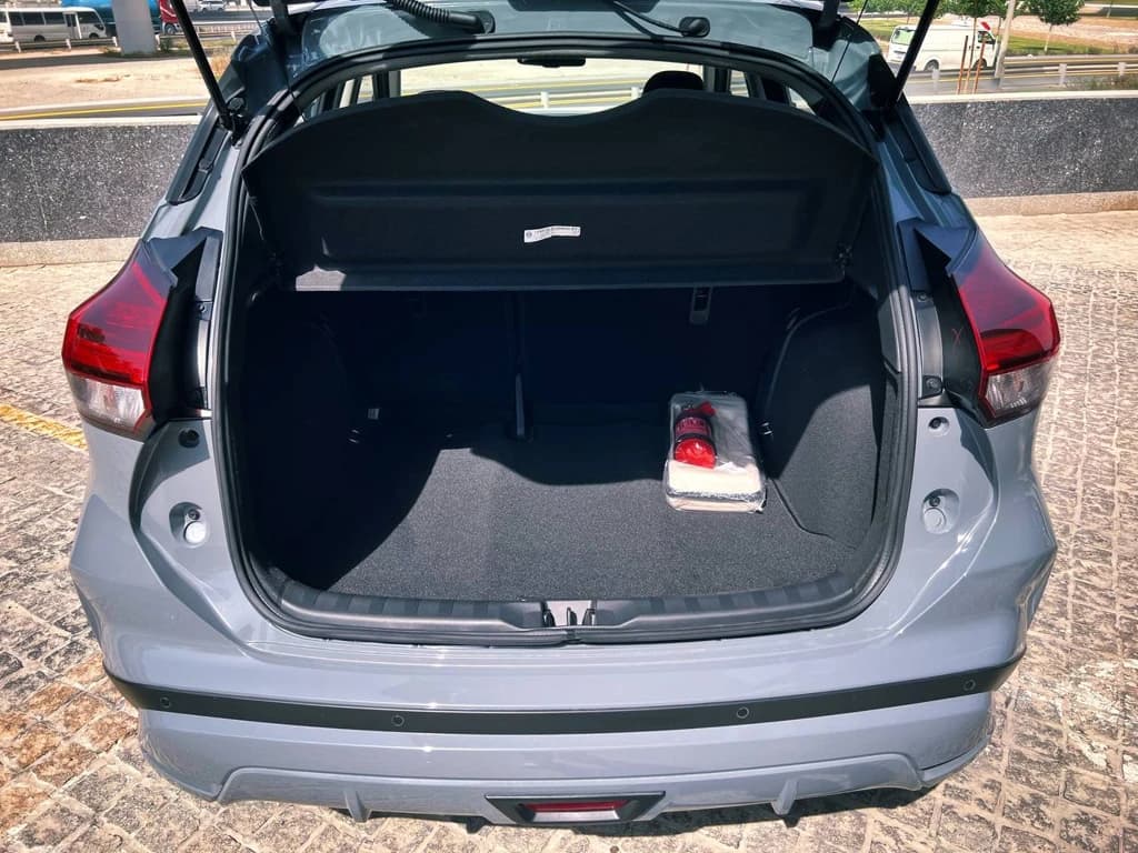 Nissan Kicks 2023 Gray trunk interior
