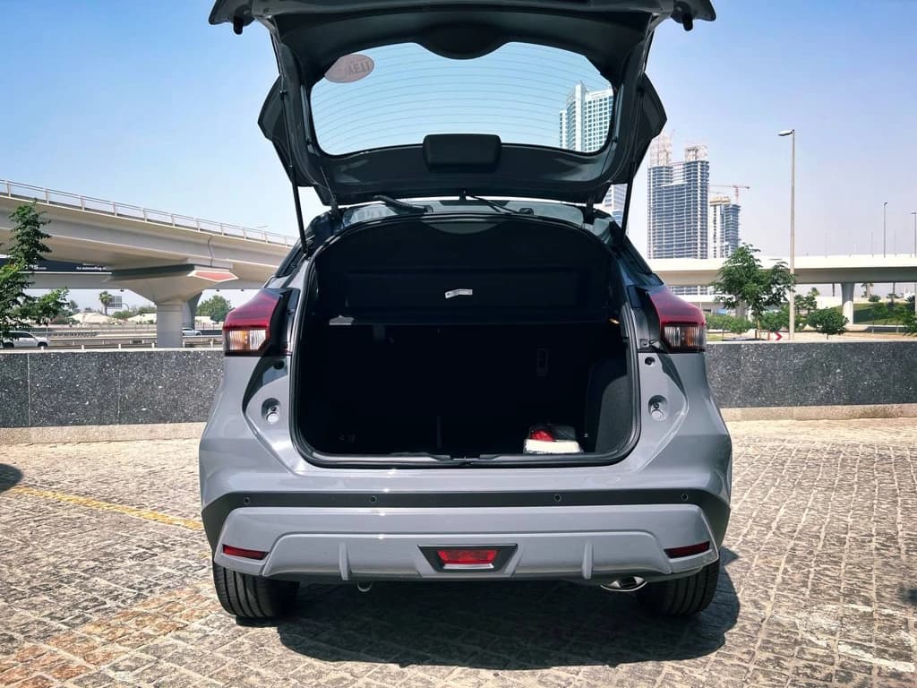 Nissan Kicks 2023 Gray trunk open