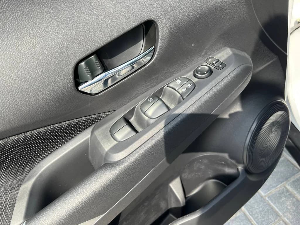 Nissan Kicks 2024 White door panel