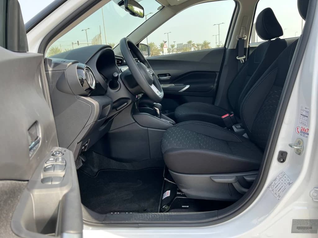 Nissan Kicks 2024 White front seats