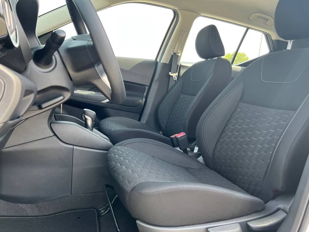 Nissan Kicks 2024 White front seats