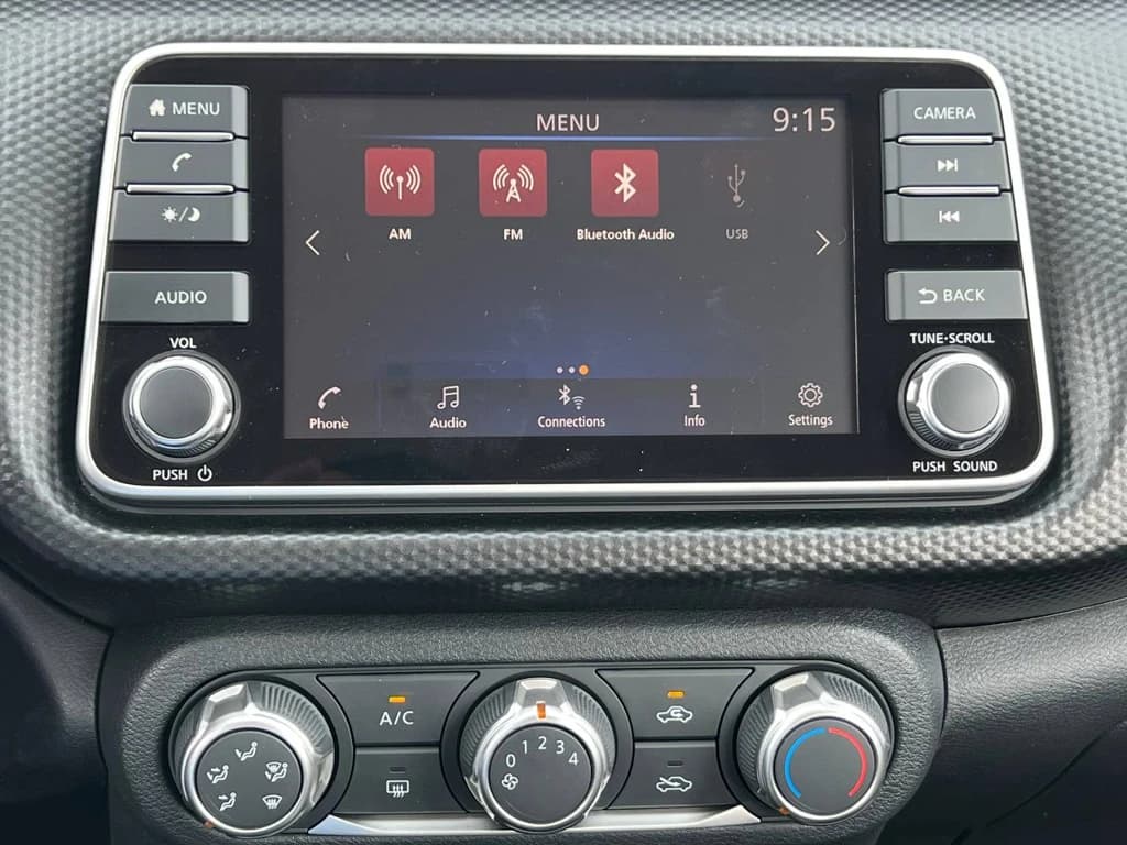 Nissan Kicks 2024 White infotainment screen