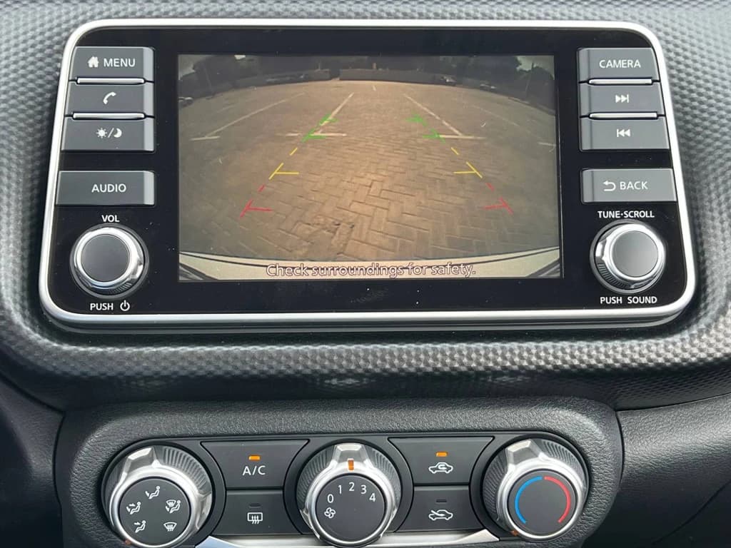 Nissan Kicks 2024 White infotainment screen