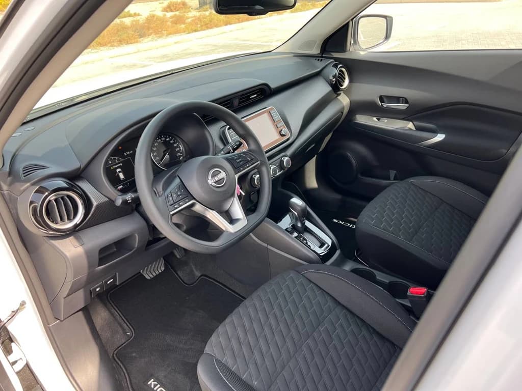 Nissan Kicks 2024 White interior front