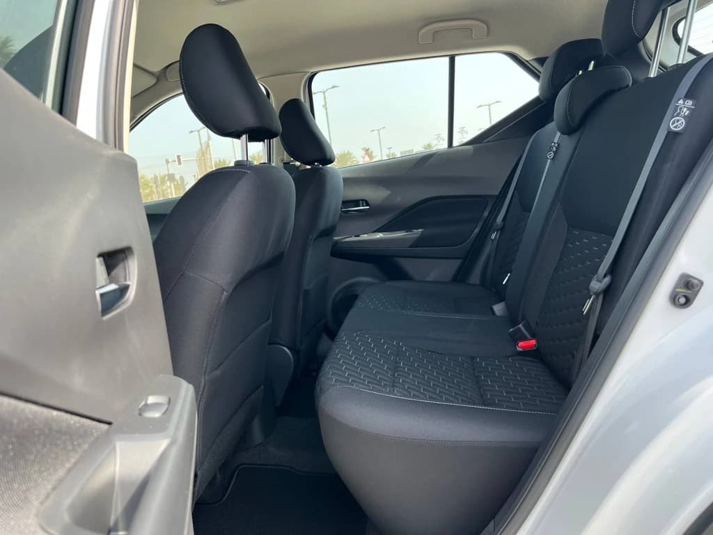 Nissan Kicks 2024 White rear seats