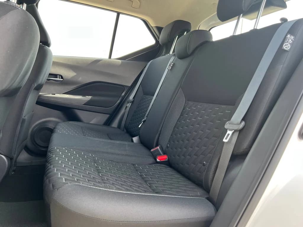Nissan Kicks 2024 White rear seats