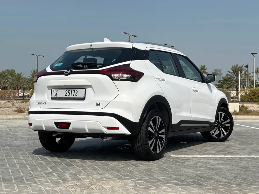 Nissan Kicks 2024 White rear side