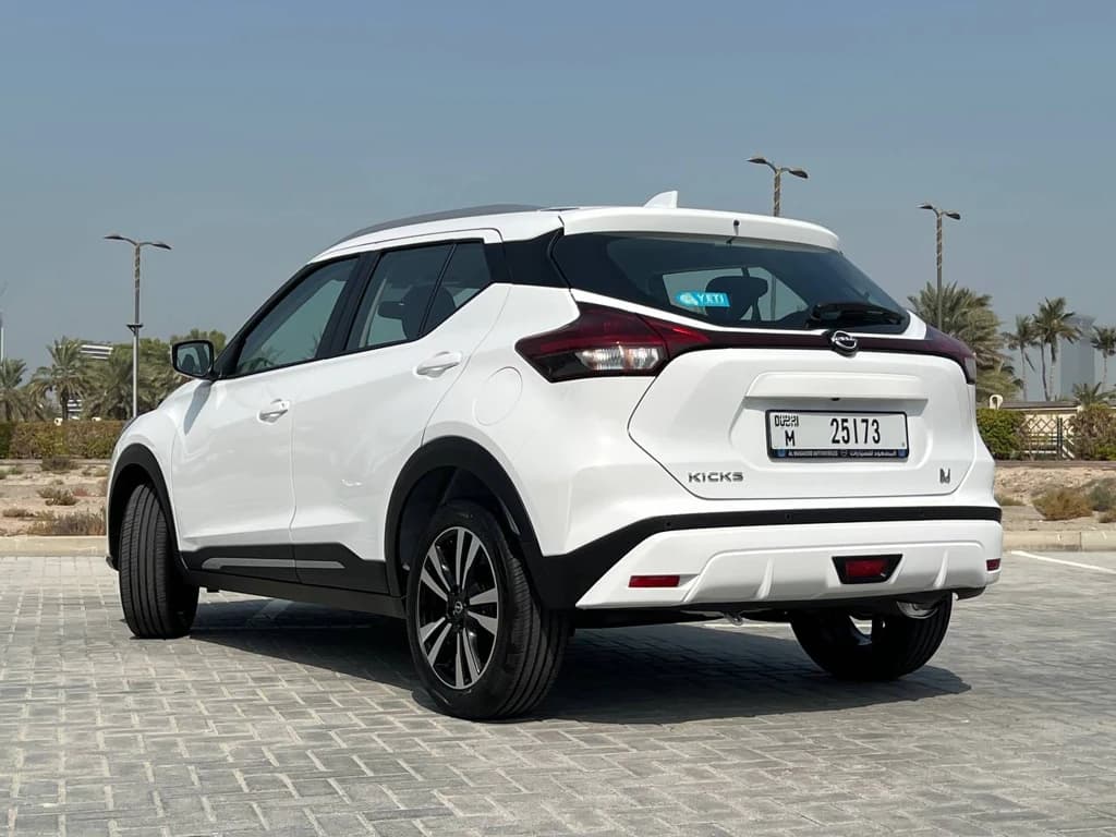 Nissan Kicks 2024 White rear side