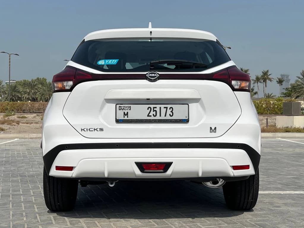 Nissan Kicks 2024 White rear