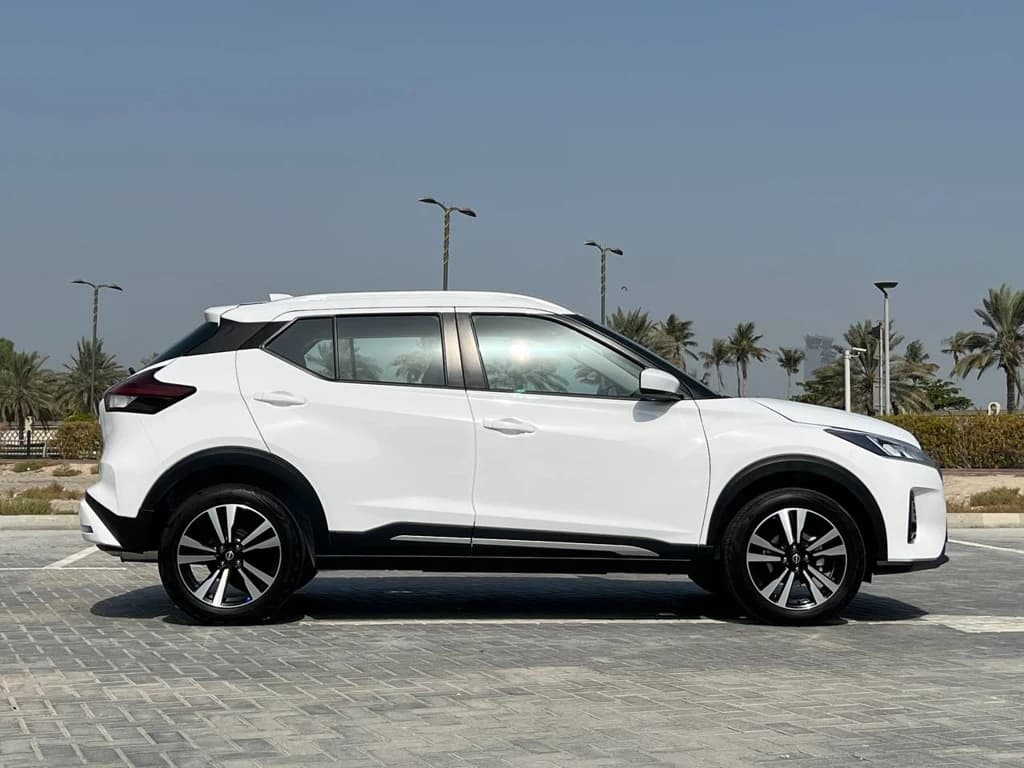 Nissan Kicks 2024 White side left