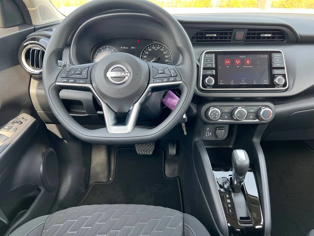 Nissan Kicks 2024 White steering wheel