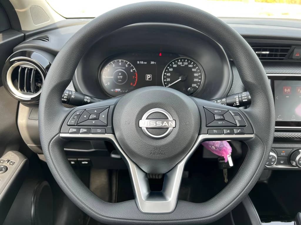Nissan Kicks 2024 White steering wheel