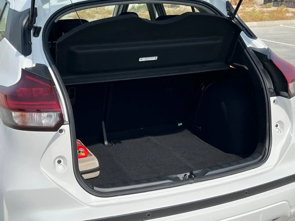 Nissan Kicks 2024 White trunk interior