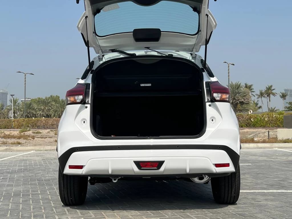 Nissan Kicks 2024 White trunk open