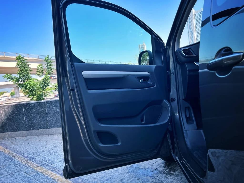 Opel Zafira 2023 Gray door panel