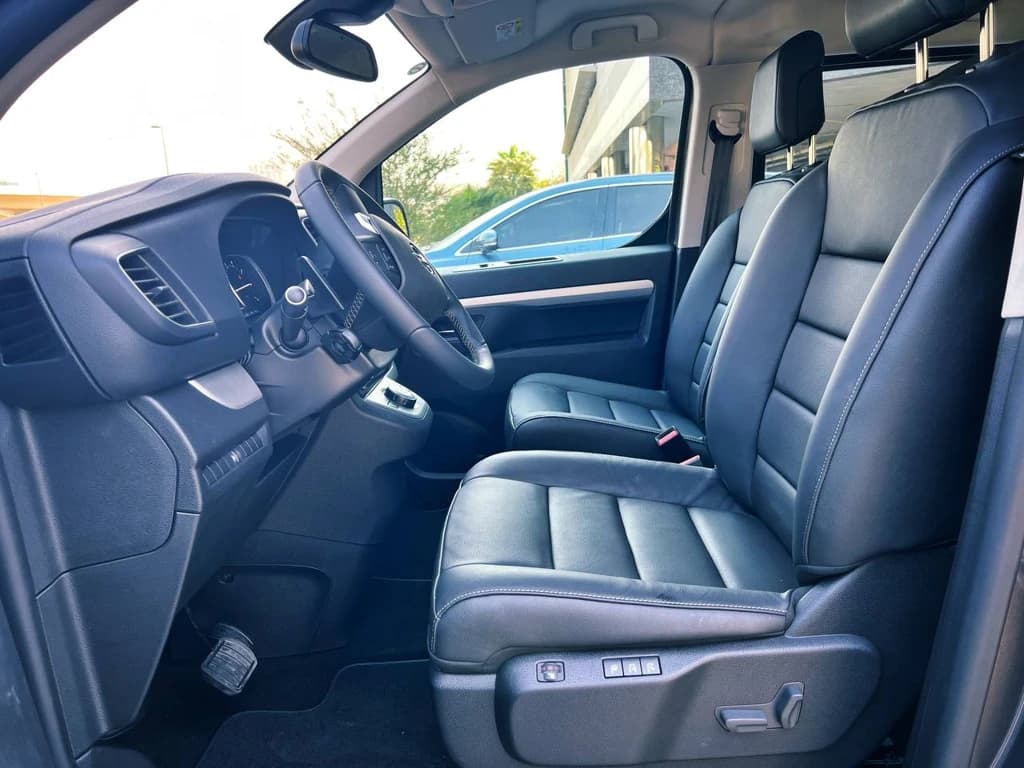 Opel Zafira 2023 Gray front seats