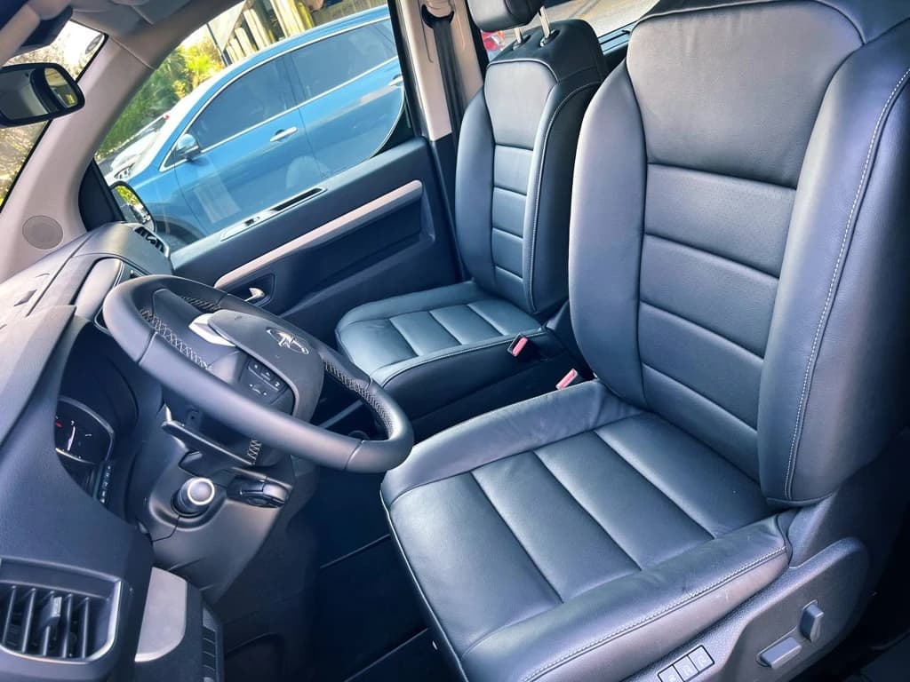 Opel Zafira 2023 Gray front seats