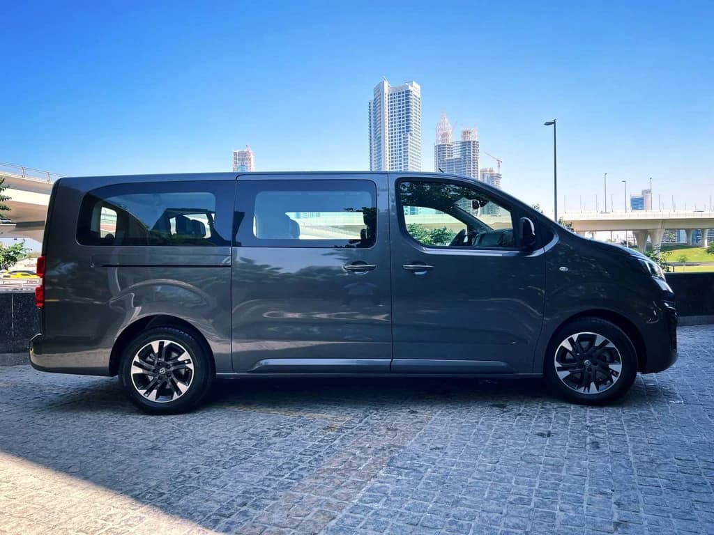 Opel Zafira 2023 Gray side right