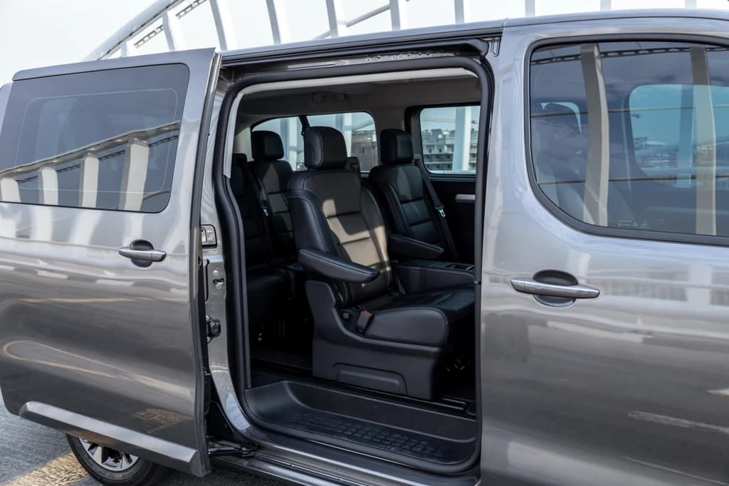 Opel Zafira 2023 Gray middle seats