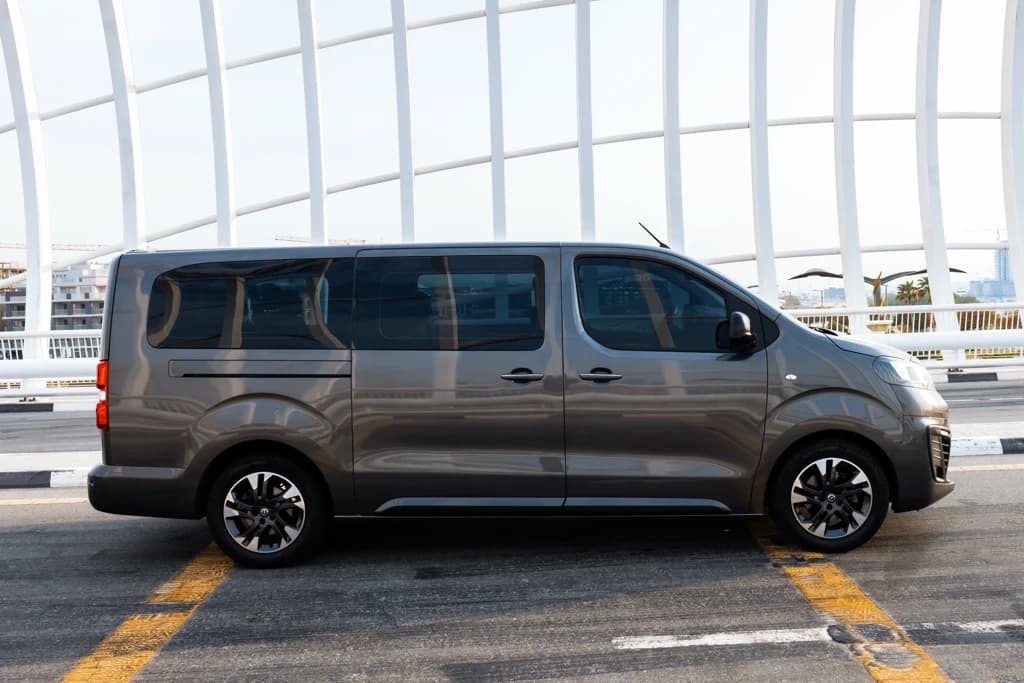 Opel Zafira 2023 Gray side right