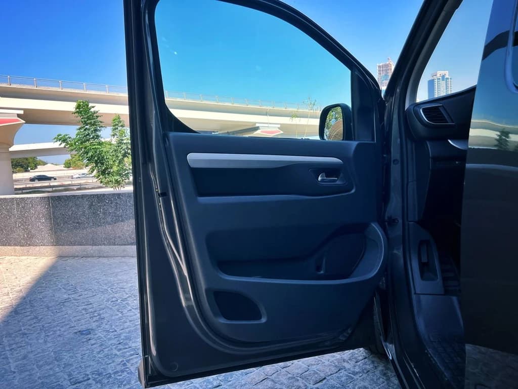 Opel Zafira 2023 Gray door panel