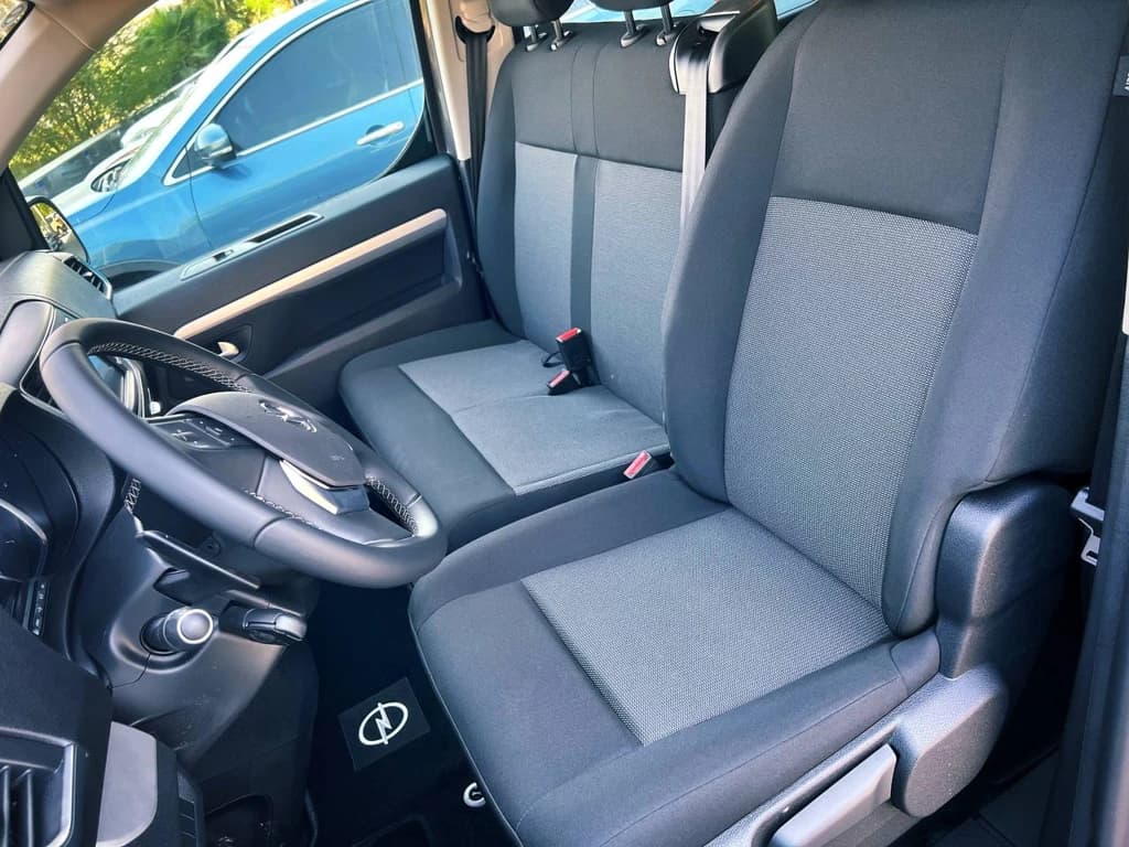 Opel Zafira 2023 Gray front seats