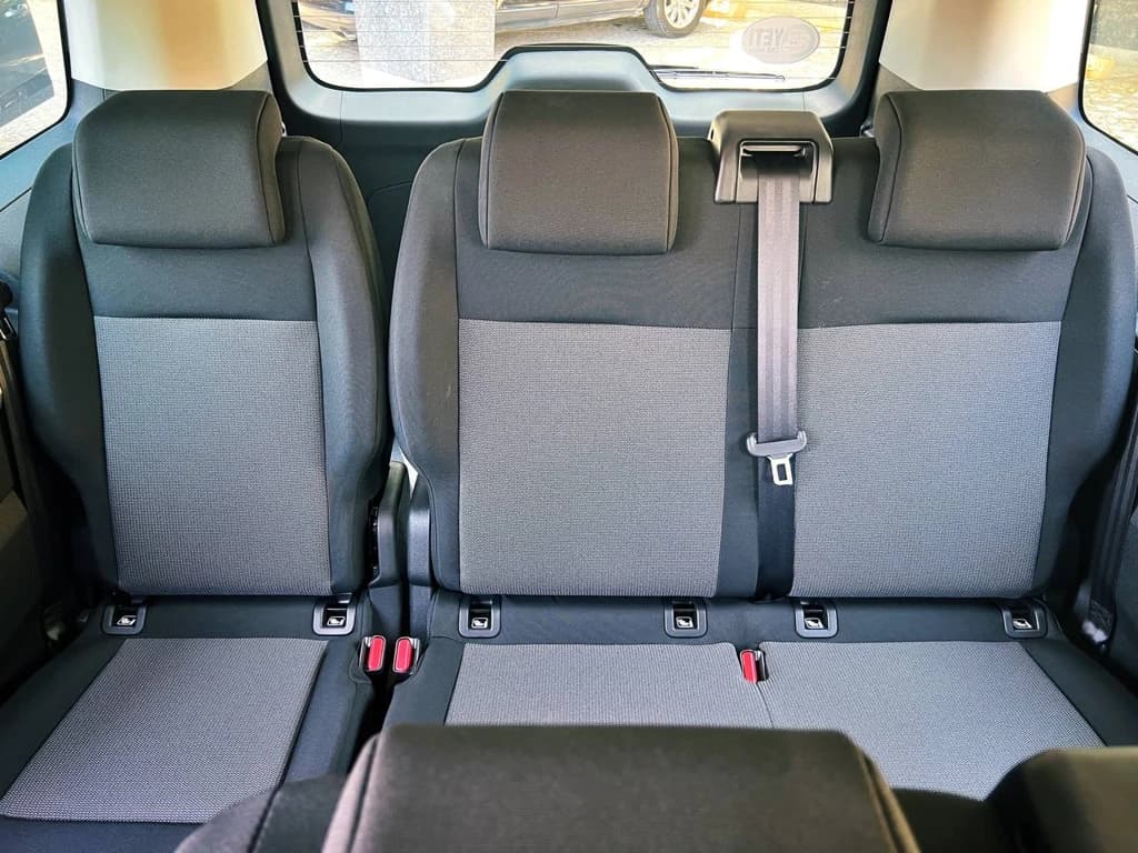 Opel Zafira 2023 Gray rear seats
