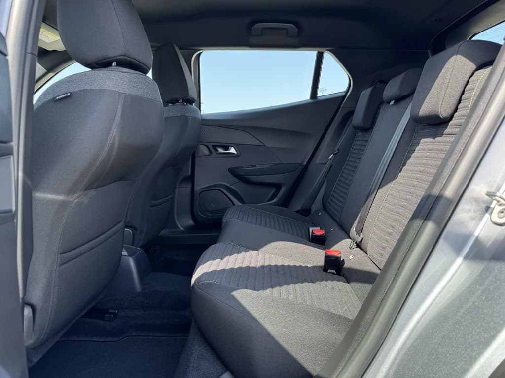 Peugeot 2008 2025 Gray rear seats