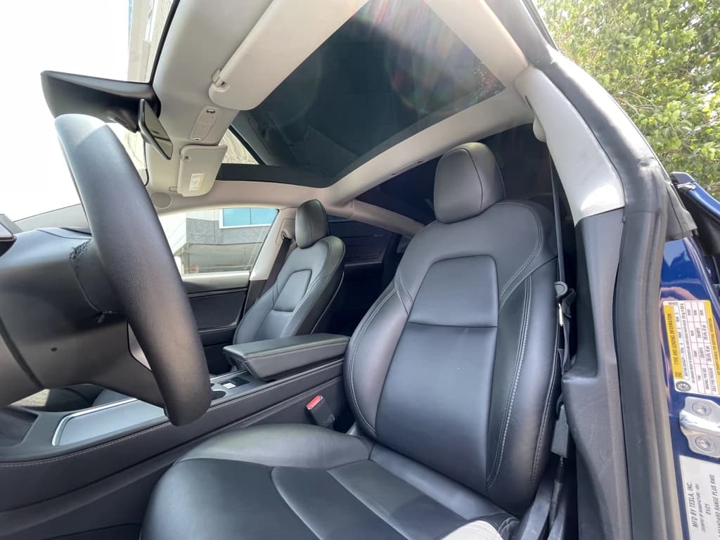 Tesla Model 3 2021 Blue front seats