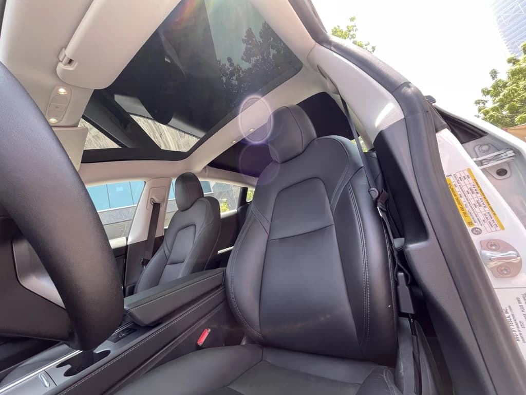 Tesla Model 3 2021 White front seats