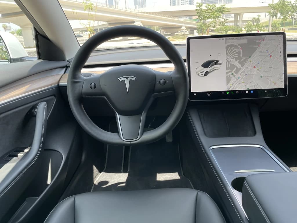 Tesla Model 3 2021 White steering wheel