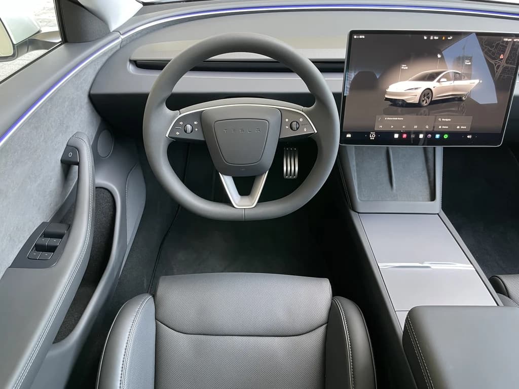 Tesla Model 3 Performance 2024 White steering wheel