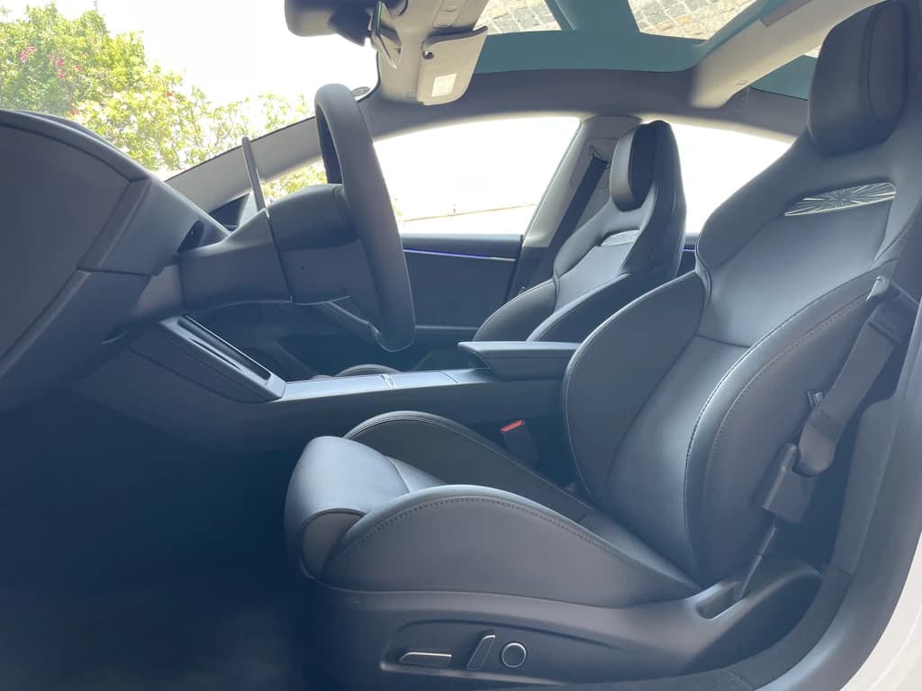 Tesla Model 3 Performance 2024 White front seats