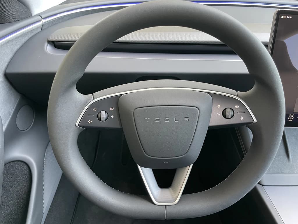 Tesla Model 3 Performance 2024 White steering wheel