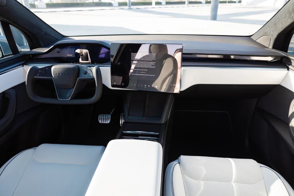 Tesla Model X 2023 White dashboard