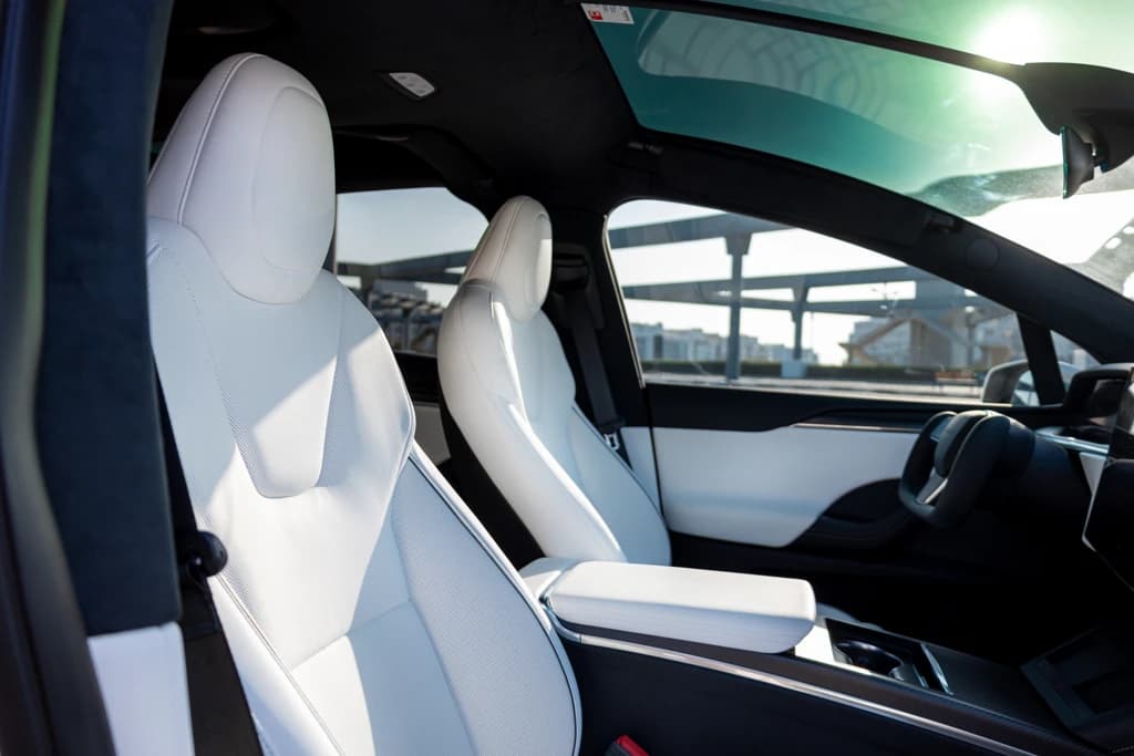 Tesla Model X 2023 White front seats
