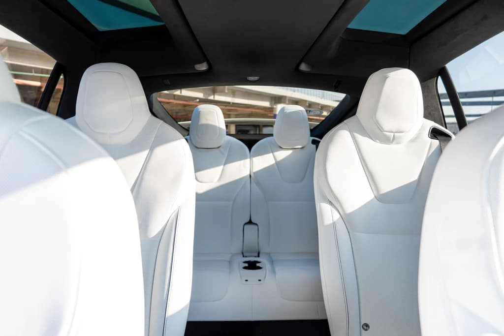 Tesla Model X 2023 White middle seats