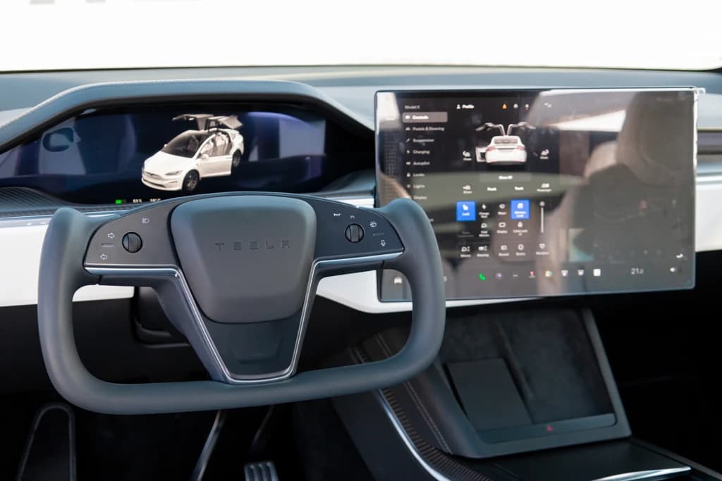 Tesla Model X 2023 White steering wheel