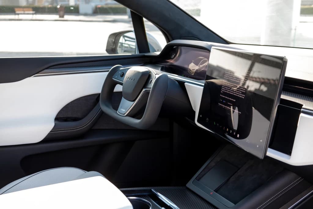 Tesla Model X 2023 White steering wheel