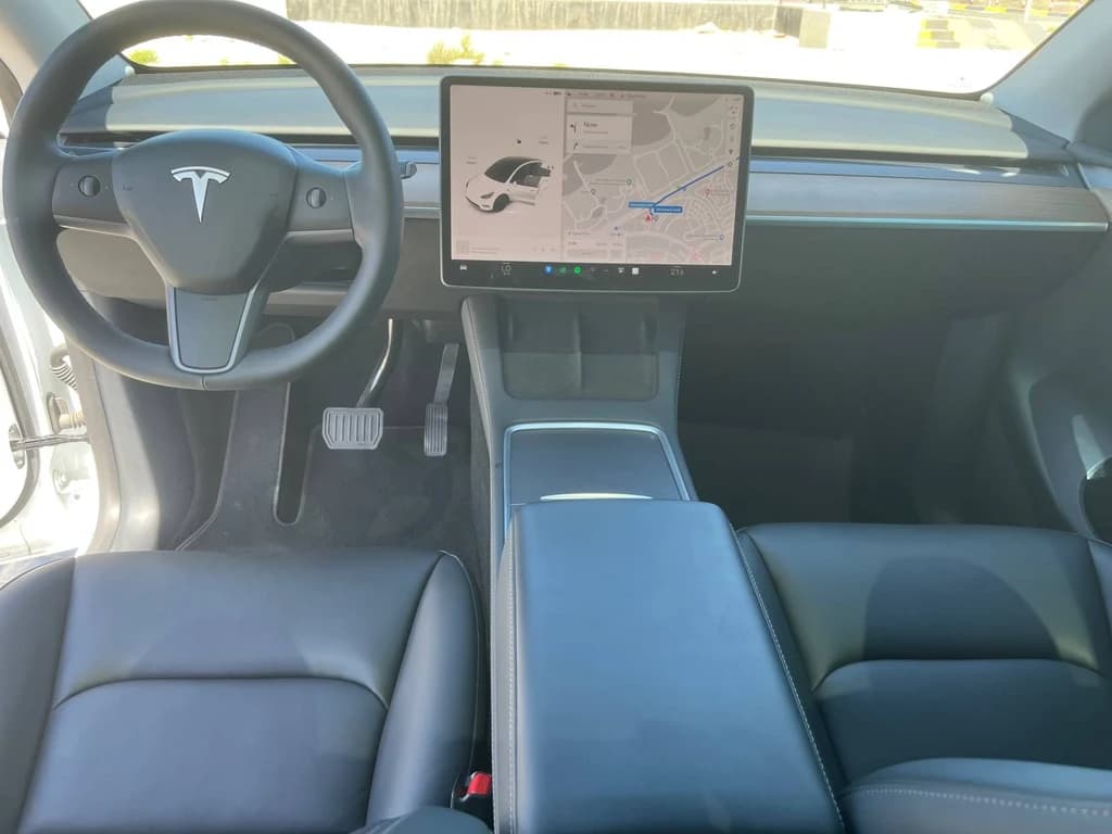 Tesla Model Y 2022 White dashboard