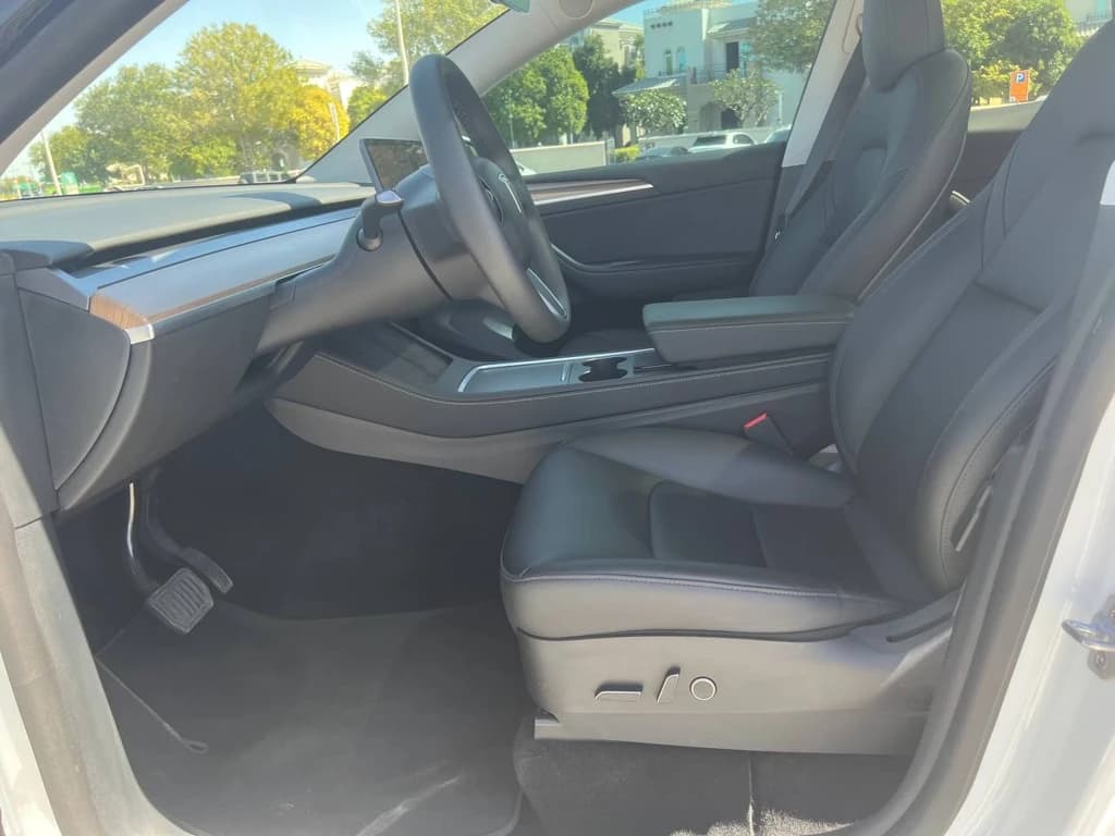 Tesla Model Y 2022 White front seats