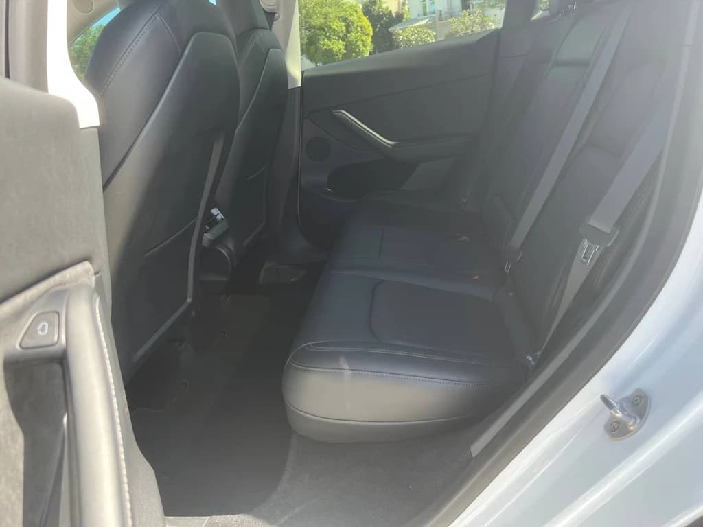 Tesla Model Y 2022 White rear seats