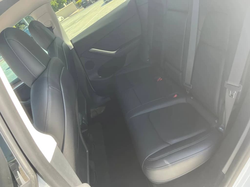 Tesla Model Y 2022 White rear seats