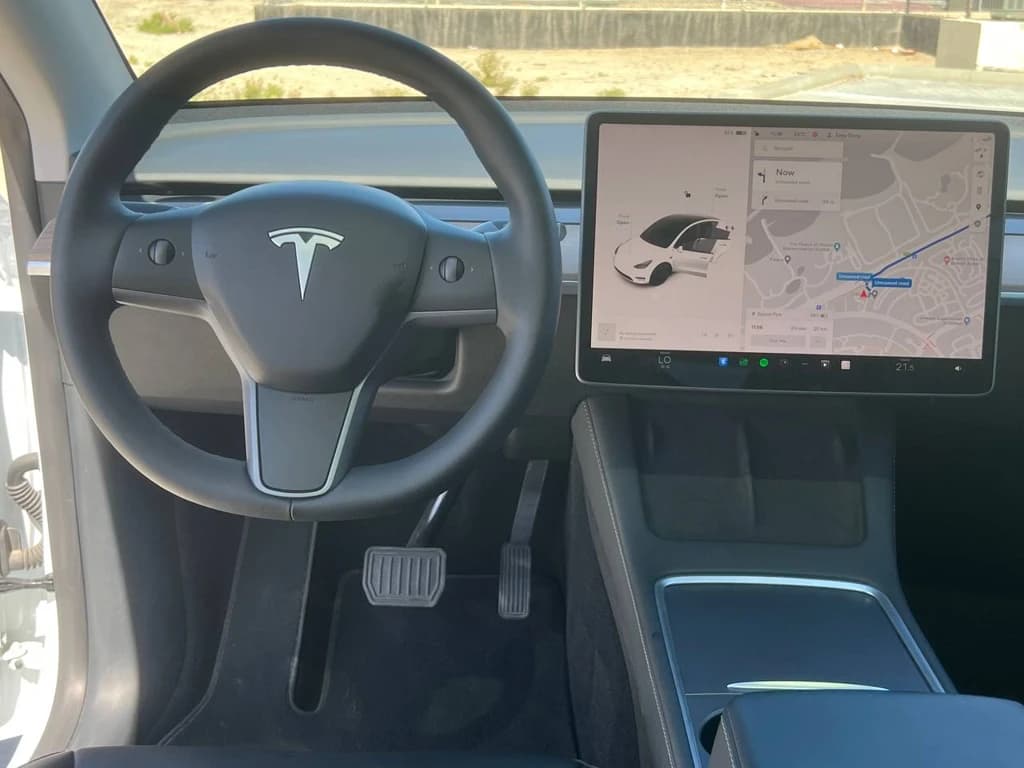 Tesla Model Y 2022 White steering wheel