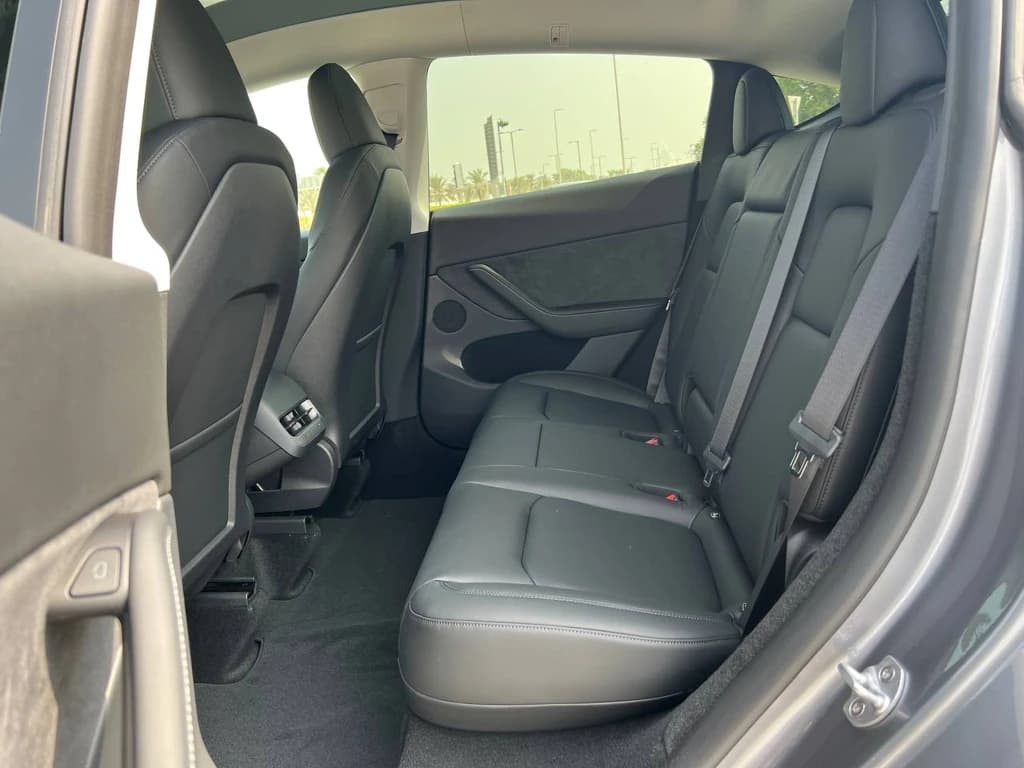 Tesla Model Y 2023 Gray rear seats