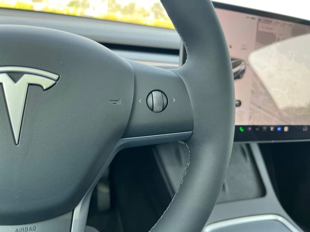 Tesla Model Y 2023 Gray steering wheel