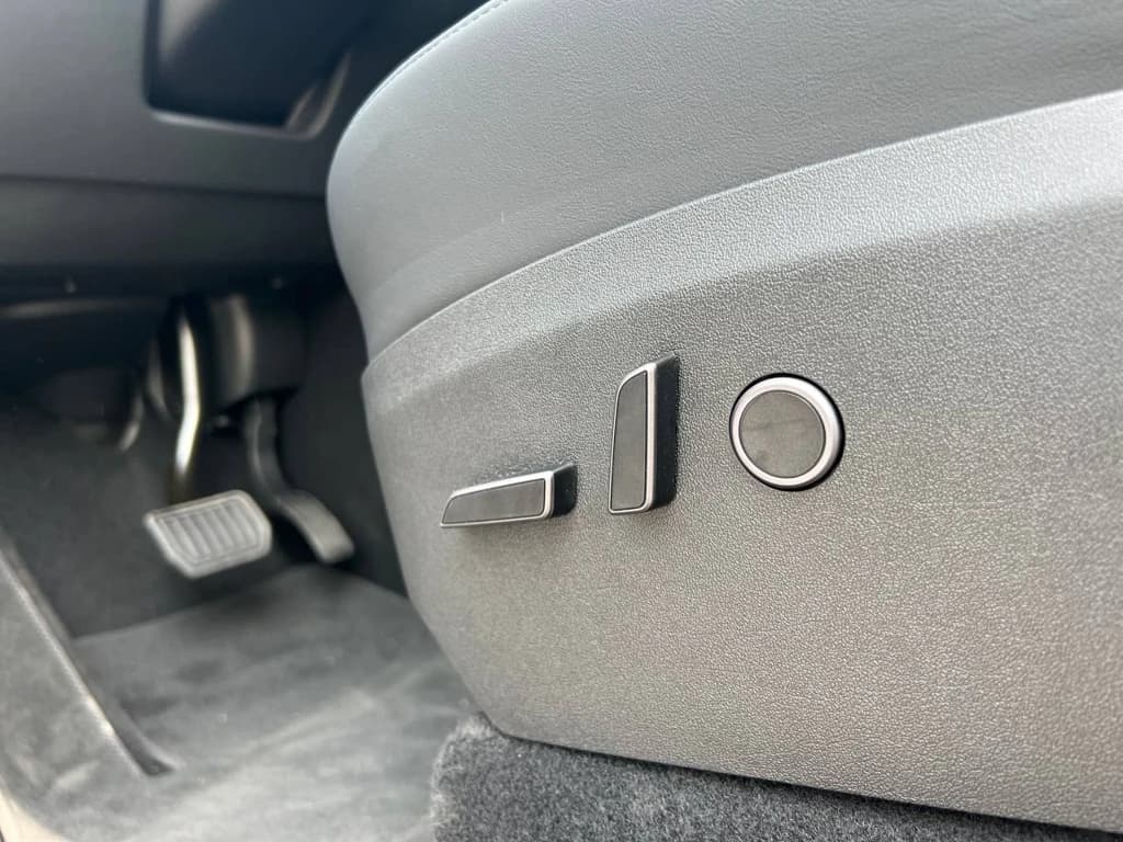 Tesla Model Y 2023 Gray front seats