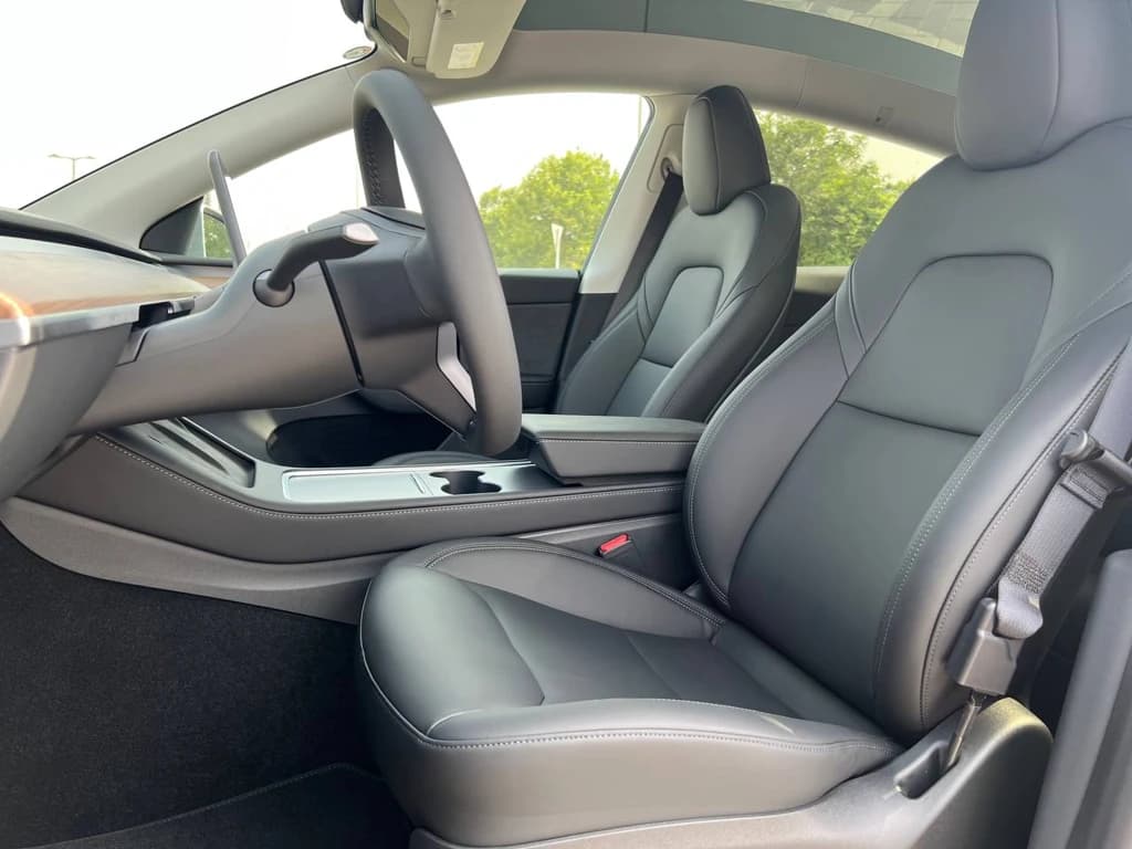Tesla Model Y 2023 Gray front seats