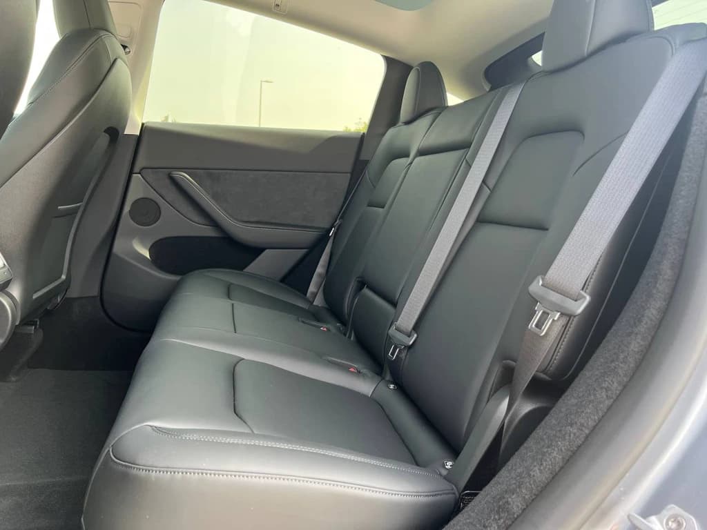 Tesla Model Y 2023 Gray rear seats